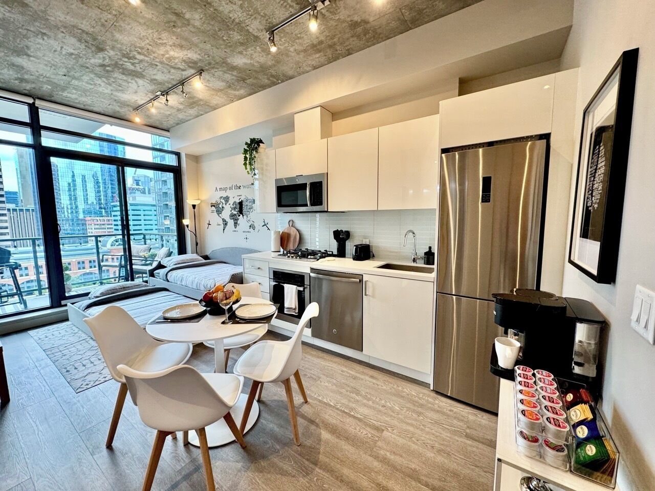 Een koelkast, een microgolfoven, een oven, een kookplaat