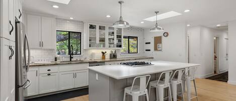 Réfrigérateur, four, plaque de cuisson, lave-vaisselle