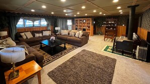 Una sala de estar acogedora con un conjunto de sofá, una mesita de centro y una chimenea.