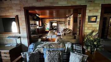 Smart TV, chimenea y futbolito