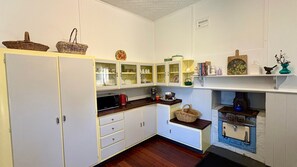 Een koelkast, een magnetron, een oven, een kookplaat