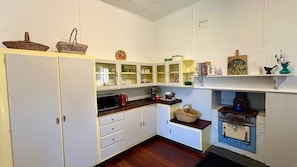 Een koelkast, een magnetron, een oven, een kookplaat