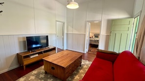 Een smart-tv en een open haard