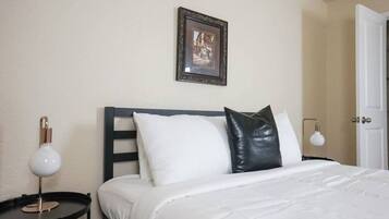 1 habitación, tabla de planchar con plancha, wifi gratis y ropa de cama