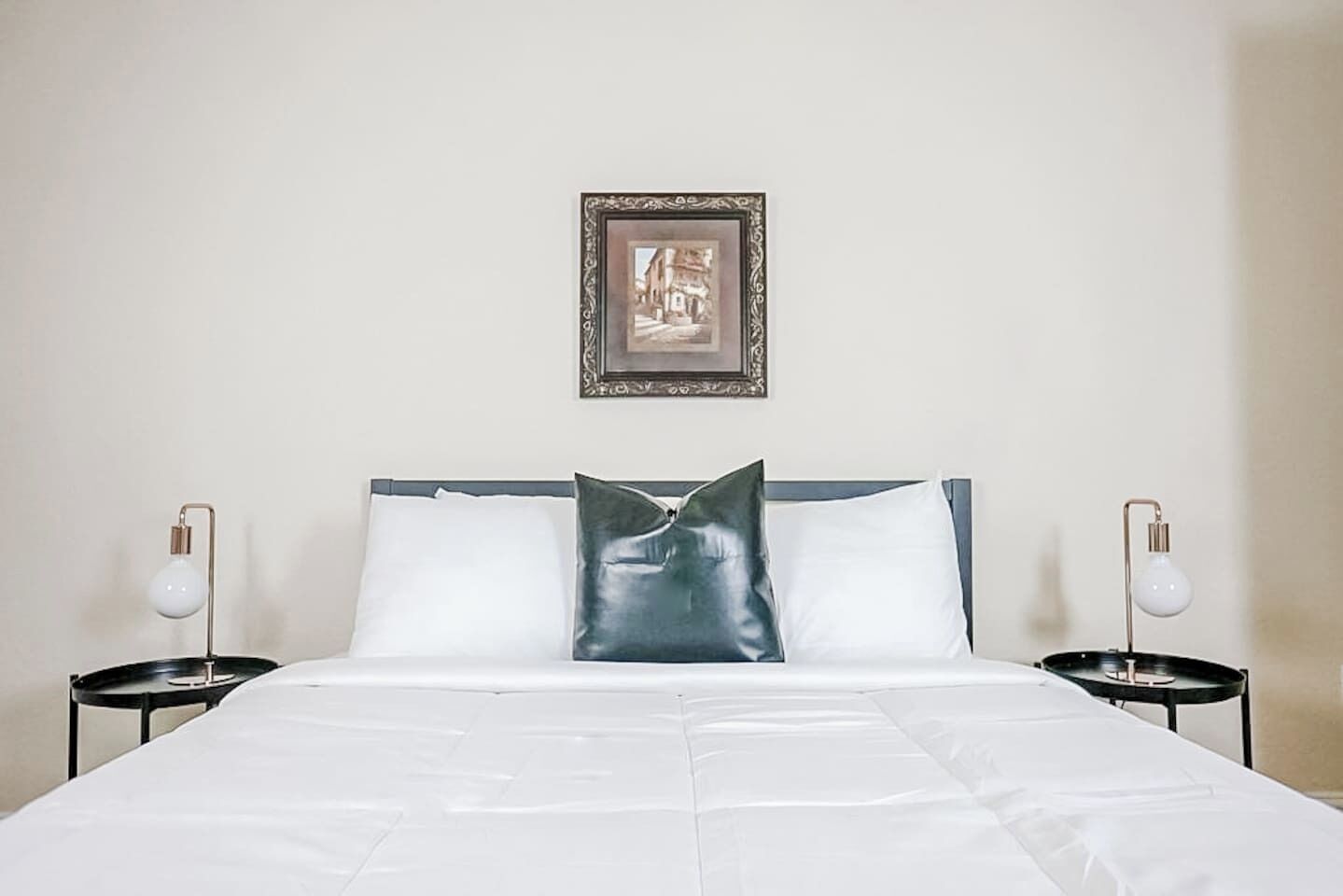 办公桌、熨斗/熨衣板、免费 WiFi、床单