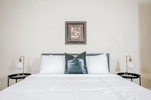 Een bureau, een strijkplank/strijkijzer, gratis wifi, beddengoed