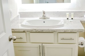 Asciugacapelli, asciugamani, sapone, shampoo