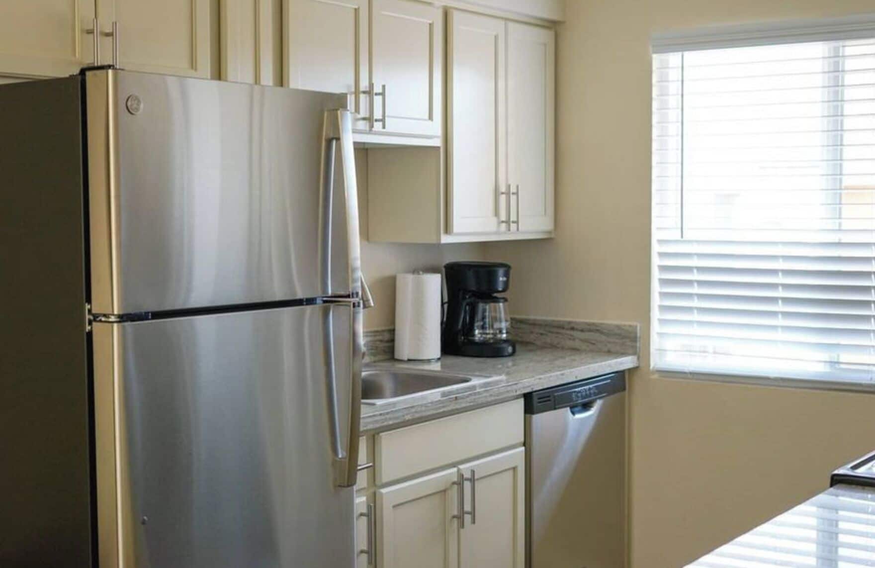 Kjøleskap, mikrobølgeovn, ovn og kokeplater