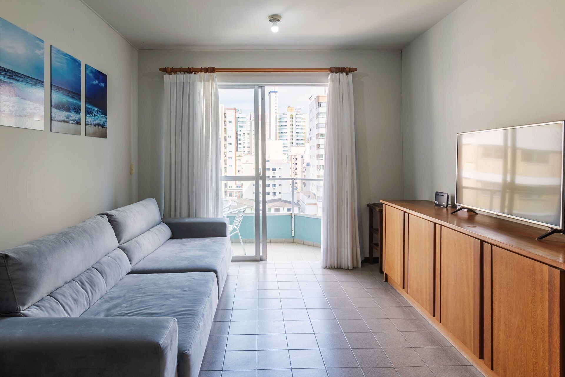 ベーシッ ク アパートメント | リビング エリア | テレビ