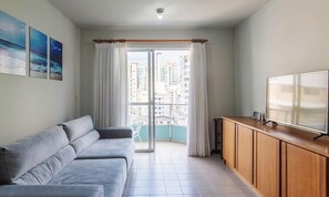 Eenvoudig appartement | Woonruimte | Televisie