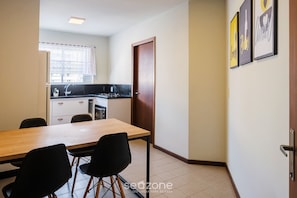 Eenvoudig appartement | Privékeuken | Kookgerei, borden en bestek