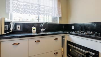 Basic Apartment | Private kitchen | Cookware/dishes/utensils
