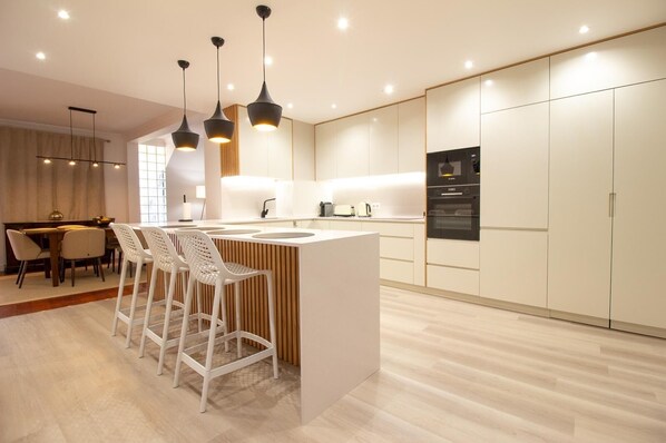 ميكروويف، فرن، موقد طهي مسطح، غسالة أطباق