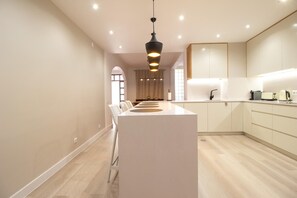 Microondas, horno, placa de cocina, lavavajillas