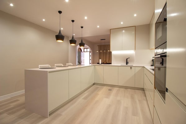 Micro-ondes, four, plaque de cuisson, lave-vaisselle