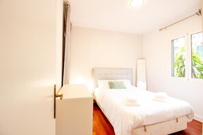 3 bedrooms, iron/ironing board, internet, bed sheets