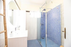 Shower, hair dryer, bidet, towels - FUNCHAL TERRACE HOUSE 3BR (Funchal)