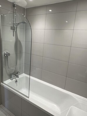 Secador de cabelo, toalhas de banho, sabonete, shampoo
