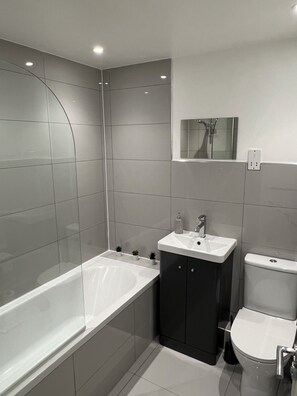 Een haardroger, handdoeken, zeep, shampoo