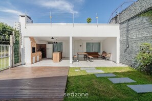 Outdoor dining - 5BR House w/ Gourmet Area 400m From Beach Rfi0316 (Picarras)