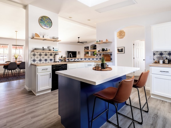 Réfrigérateur, four à micro-ondes, un four, surface de cuisson