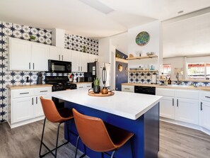 Private kitchen - Starlight Oasis Home with Yoga Studio (Twentynine Palms)