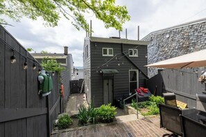 المنطقة المحيطة بالمنشأة