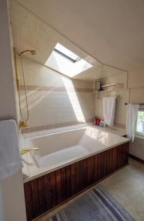 Sèche-cheveux, serviettes fournies, savon, shampoing