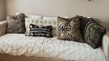 2 bedrooms, internet, bed sheets