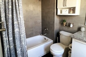 Douche, sèche-cheveux, serviettes fournies, savon