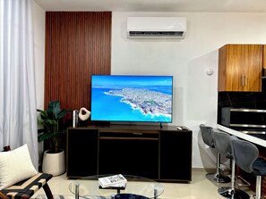 Deluxe Double Room | Living room | 65-inch LED TV with cable channels - Encanto de Playa Sur By GEstores (Mazatlán)
