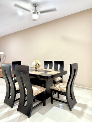 Deluxe Double Room | Dining room - Encanto de Playa Sur By GEstores (Mazatlán)