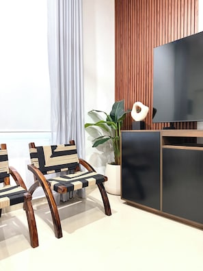 Habitació doble Deluxe | Sala d'estar | Televisor LED de 65 polzades amb canals per cable