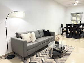 Deluxe Double Room | Living room