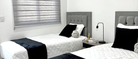 Habitación doble Deluxe | Ropa de cama de alta calidad, edredón y cortinas blackout