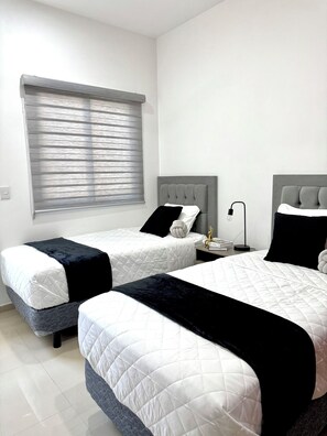 Habitación doble Deluxe | Ropa de cama de alta calidad, edredón y cortinas blackout 