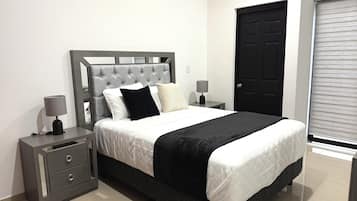 Habitación doble Deluxe | Ropa de cama de alta calidad, edredón y cortinas blackout