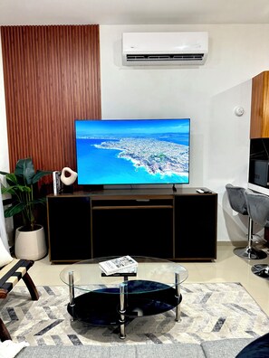 Deluxe Double Room | Living room | 65-inch LED TV with cable channels - Encanto de Playa Sur By GEstores (Mazatlán)