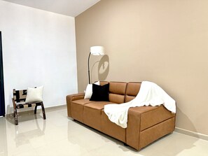 Habitación doble Deluxe | Sala de estar | Televisión LED de 65 pulgadas con canales por cable 