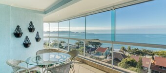 海灘附近 130 米的 3 睡房海景公寓