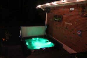 Banyera d'hidromassatge a l'aire lliure