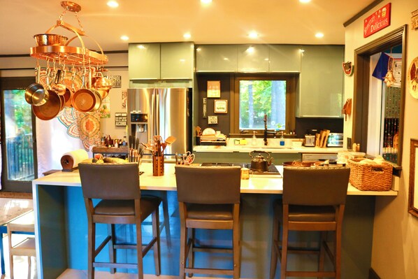 Fridge, microwave, oven, stovetop - Boho Acre Retreat 20 mins from DT/Airport, Hot Tub, & EV Charger! (Decatur)