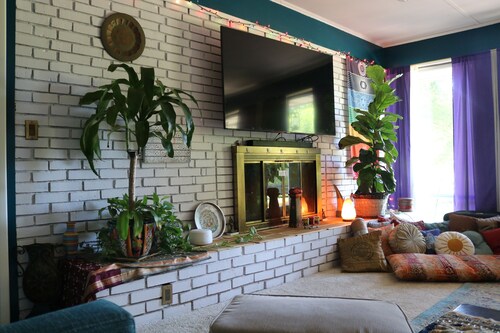 Boho Acre Retreat 20 mins from DT/Airport, Hot Tub & EV Charger!