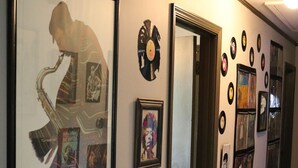 Un pasillo decorado con cuadros enmarcados y discos de vinilo.