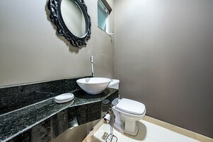 Basic Villa | Bathroom