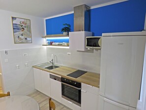 Réfrigérateur, micro-ondes, four, plaque de cuisson