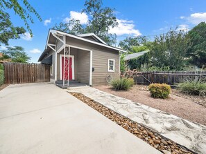 Exterior - Pleasant 2-bedroom house six minutes from Rivercenter mall and nearby hospital (San Antonio)