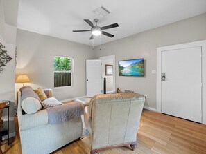 TV - Pleasant 2-bedroom house six minutes from Rivercenter mall and nearby hospital (San Antonio)