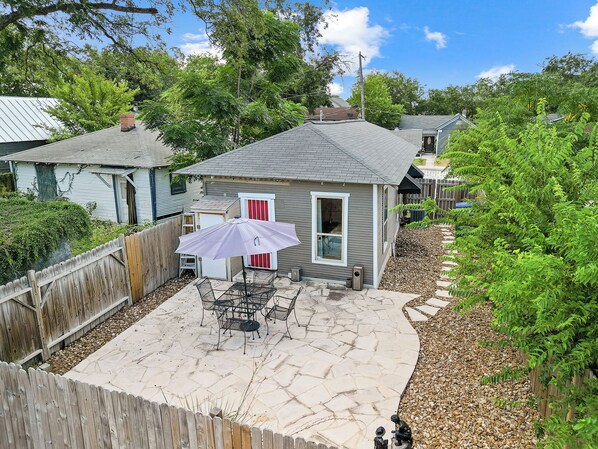 Outdoor dining - Pleasant 2-bedroom house six minutes from Rivercenter mall and nearby hospital (San Antonio)