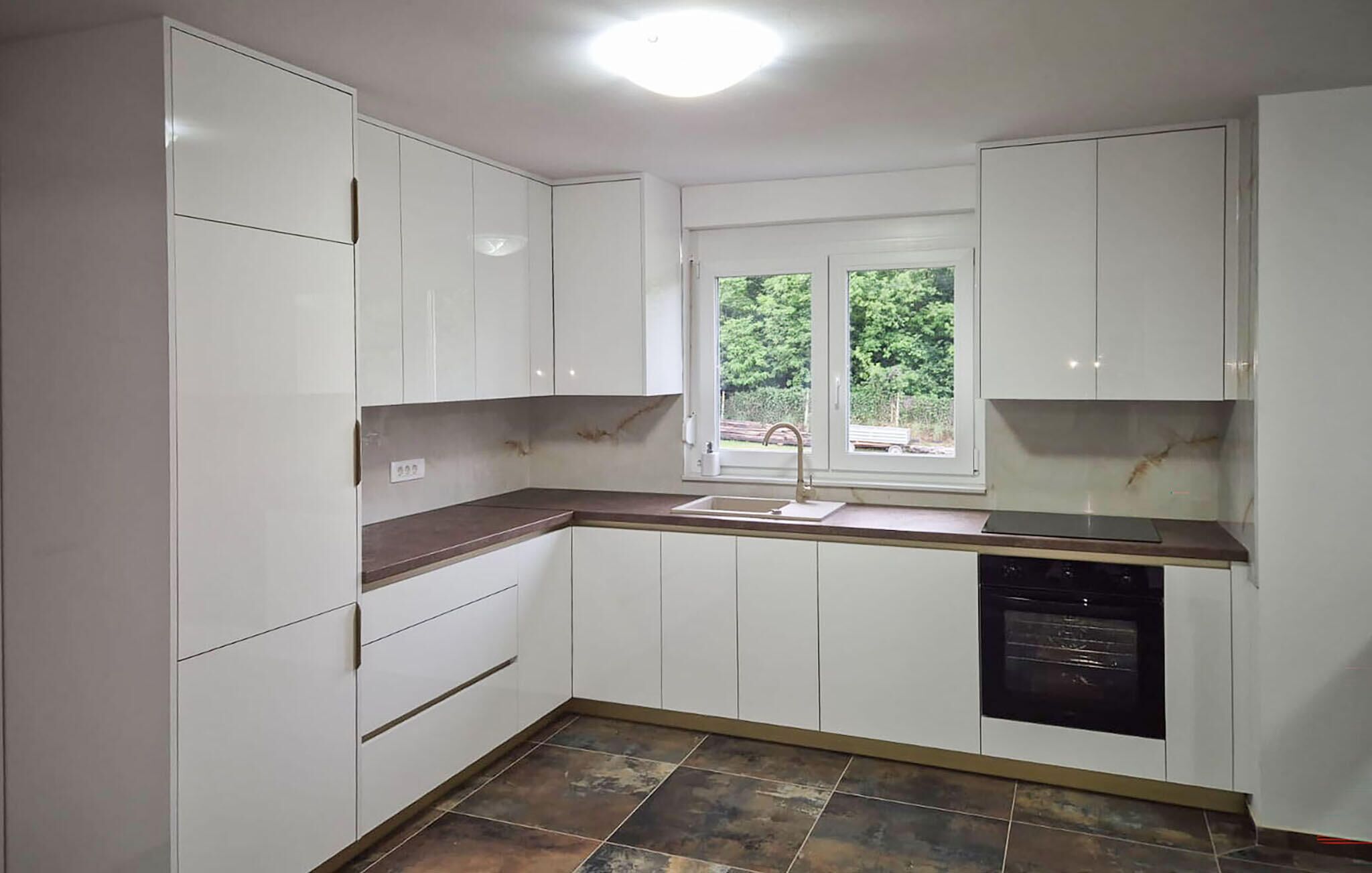 Frigorífico, horno, placa de cocina y lavavajillas